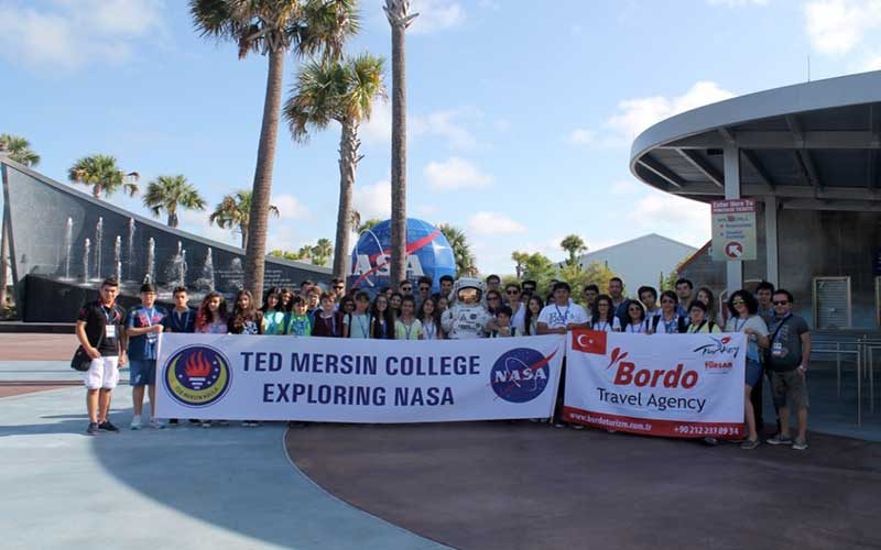 Bordo Turizm öğrenci grubu Kennedy Uzay Merkezi önünde